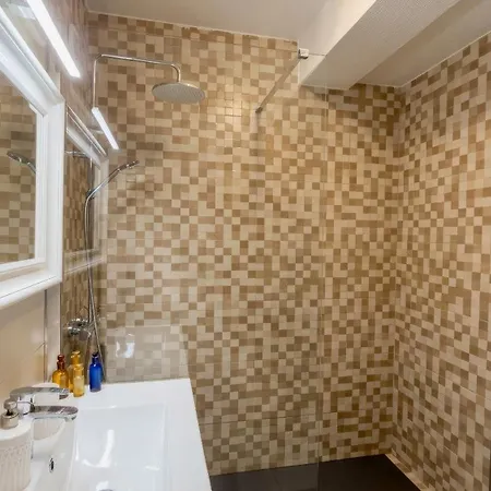 Apartment Cozy And Spacious In Graca, Lisbon