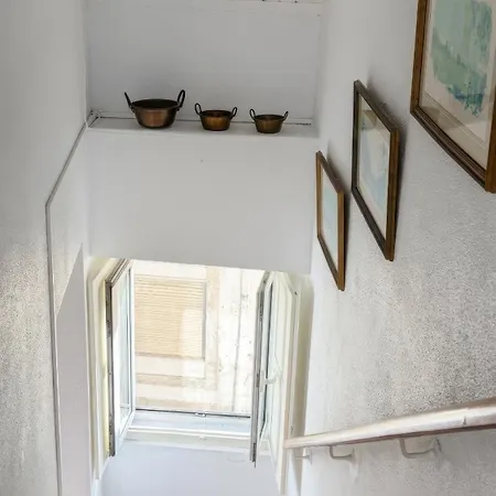Апартаменти Cozy And Spacious In Graca, *