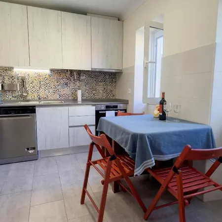 Апартаменти Cozy And Spacious In Graca, *