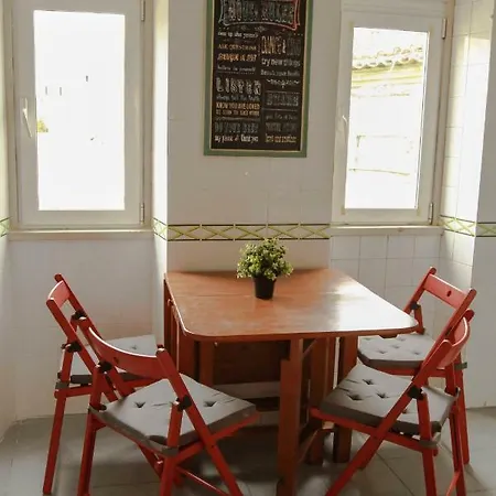 Apartment Cozy And Spacious In Graca, Lisbon